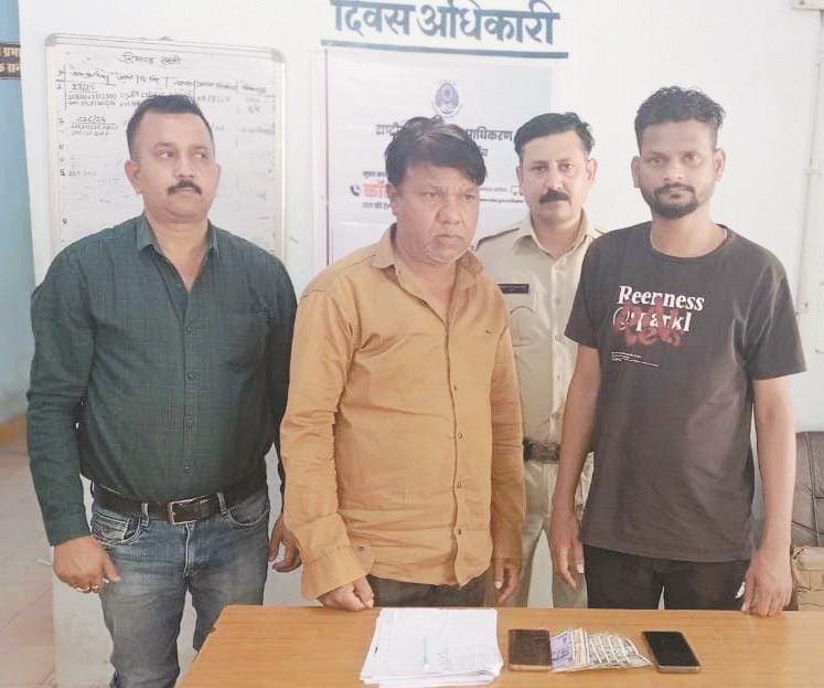 न्यूजीलैंड-भारत मैच में सट्टा खेलाते 2 गिरफ्तार, नगदी, 2 मोबाइल जब्त न्यूजीलैंड-भारत मैच में सट्टा खेलाते 2 गिरफ्तार, नगदी, 2 मोबाइल जब्त