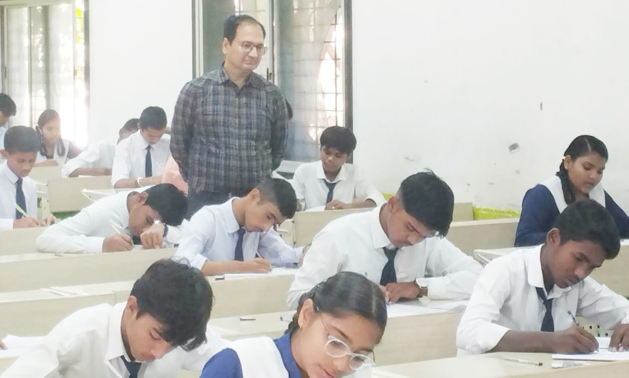 कलेक्टर ने परीक्षा केन्द्रों का किया निरीक्षण   10वीं-12वीं बोर्ड परीक्षा शुरू