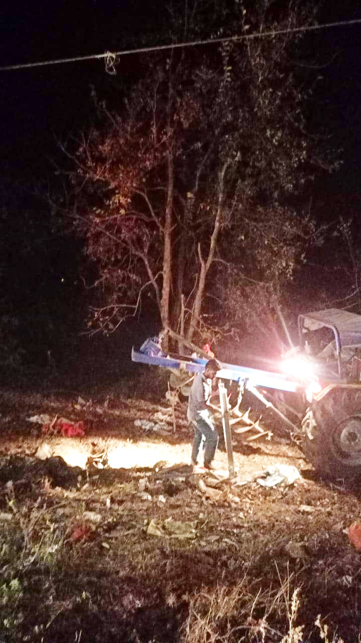 रात में विद्युत कर्मियों ने पोल व बिजली आपूर्ति की बहाल