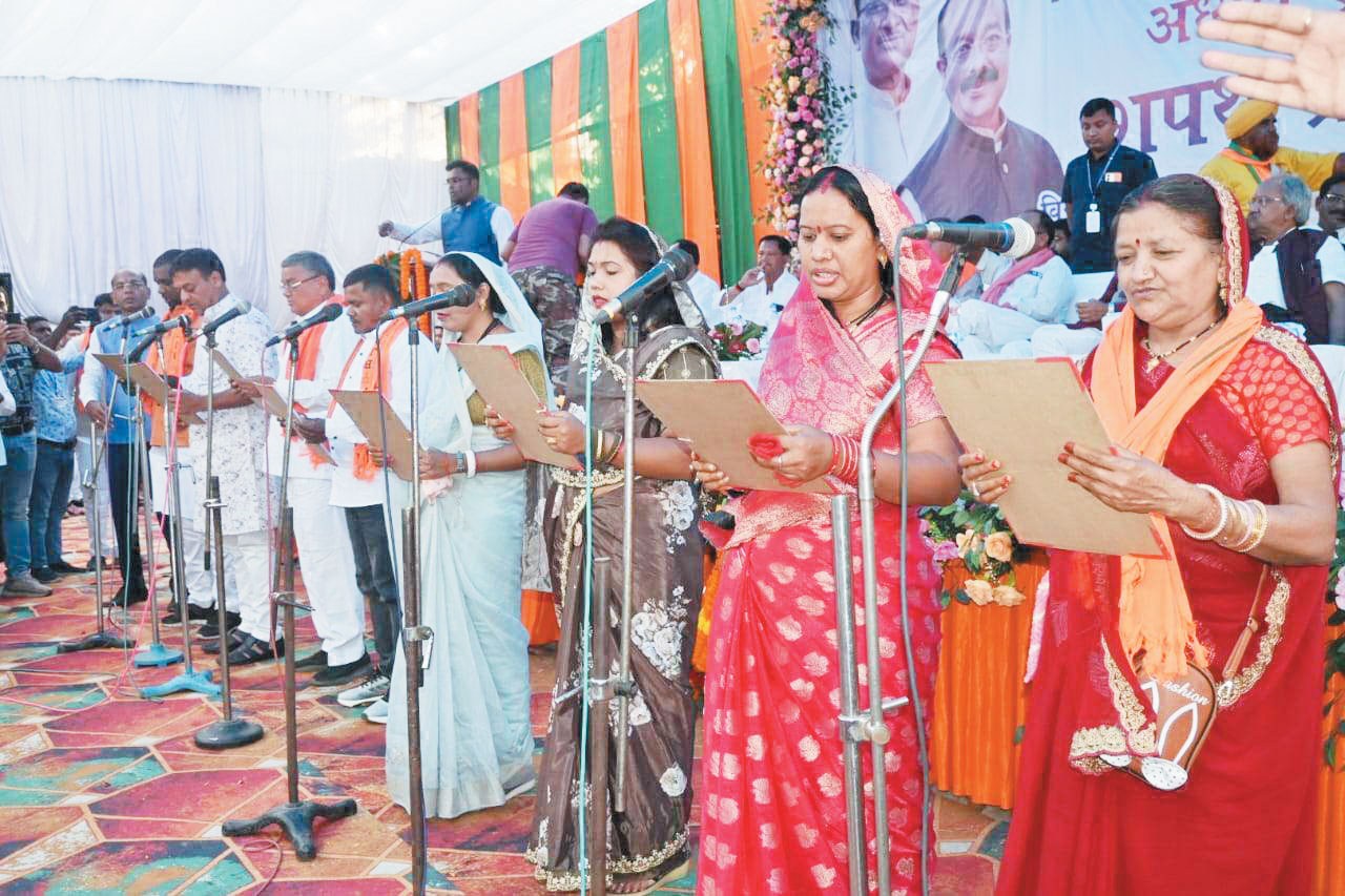 भाटापारा अध्यक्ष सहित पार्षदों ने ली शपथ