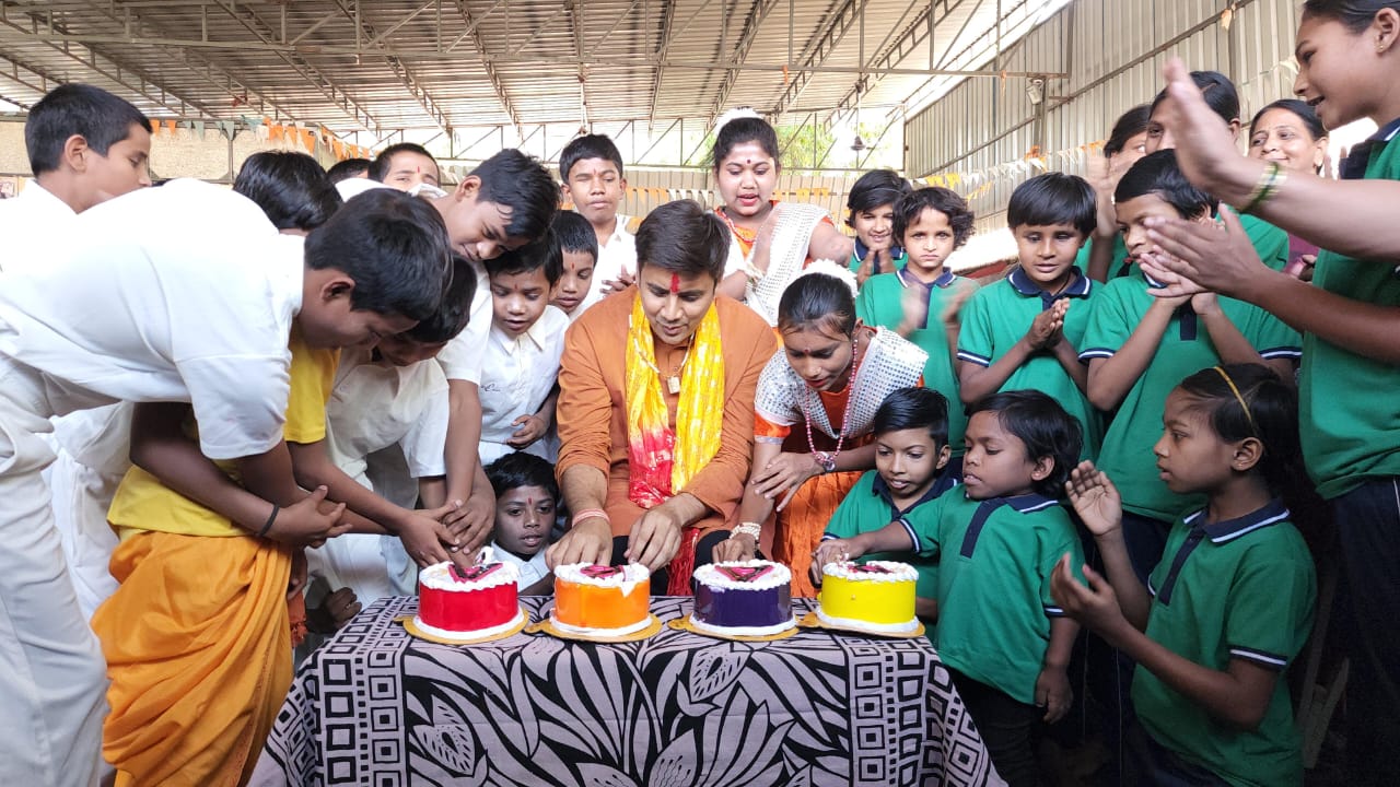 सादगी के साथ पूर्व सांसद अभिषेक ने मनाया जन्मदिन