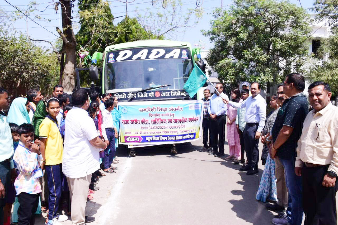 कलेक्टर ने बस को हरी झंडी दिखाकर किया रवाना