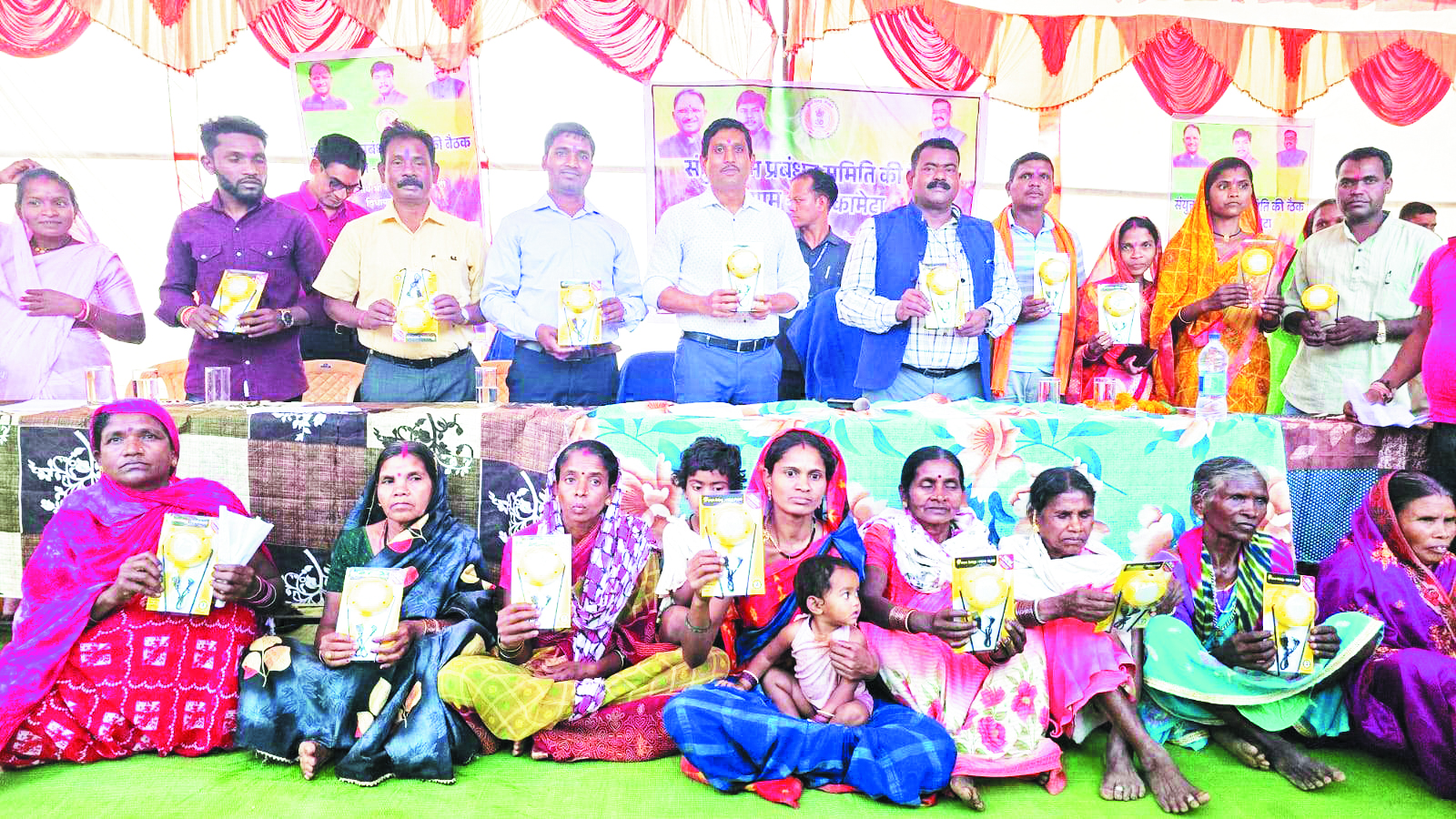 वनाग्नि से जंगलों की रक्षा करने विधायक व डीएफओ ने ग्रामीणों को दिलाई शपथ, सोलर लाइट भी बांटी 