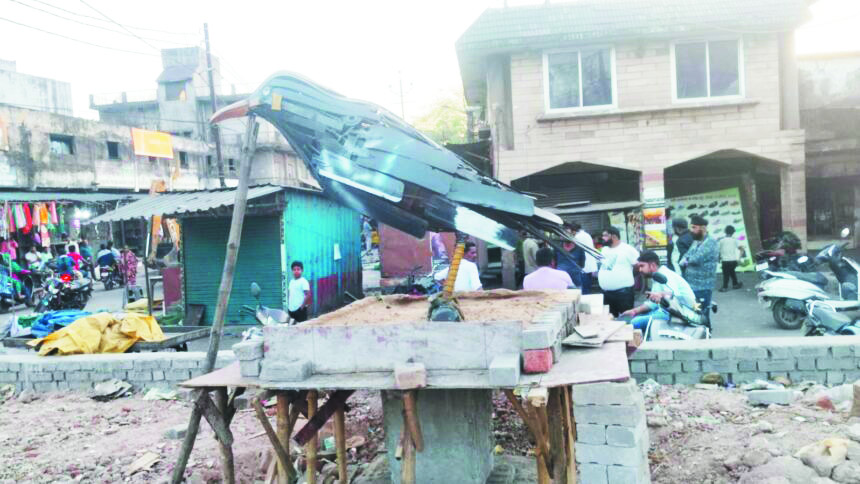 कबाड़ से बन रहा मैना जोन कबाड़ से बन रहा मैना जोन
