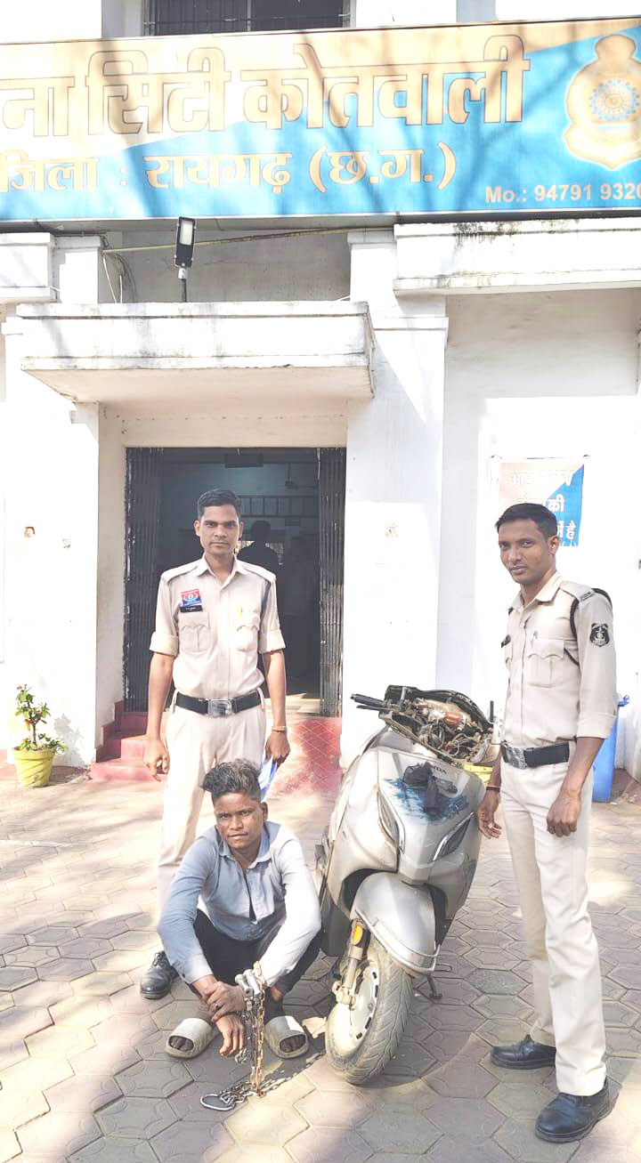 चोरी की स्कूटी संग आरोपी युवक गिरफ्तार चोरी की स्कूटी संग आरोपी युवक गिरफ्तार