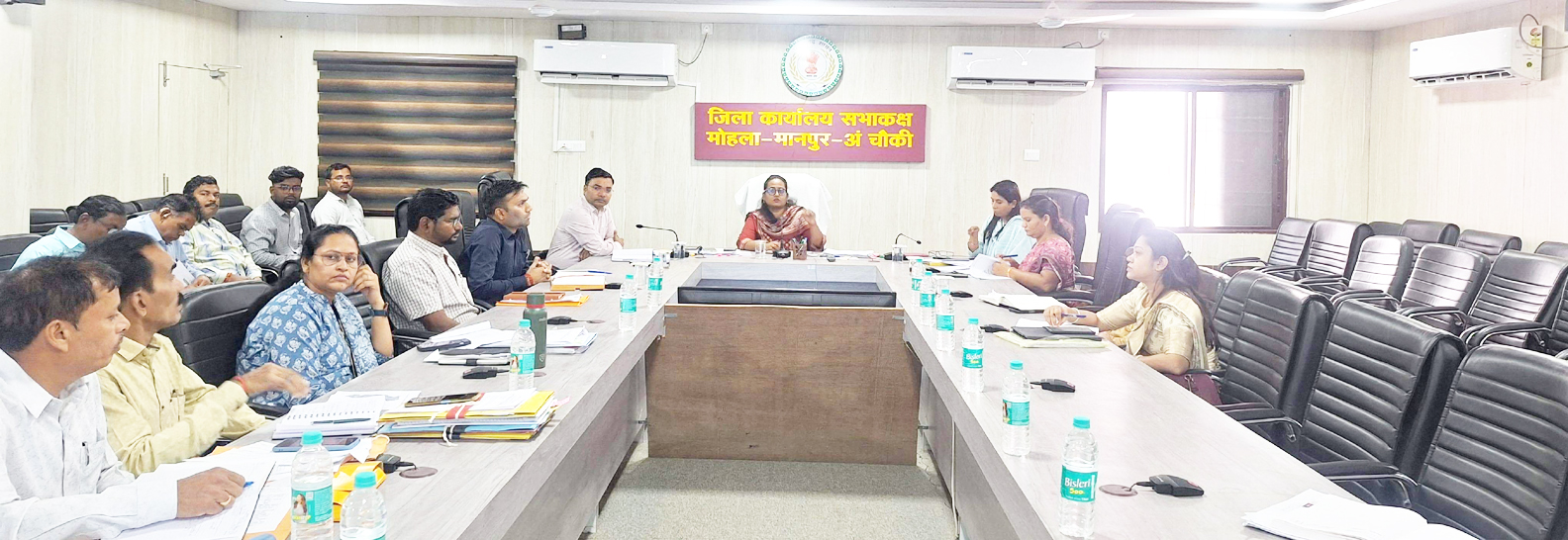 कलेक्टर ने की लंबित प्रकरणों की समीक्षा