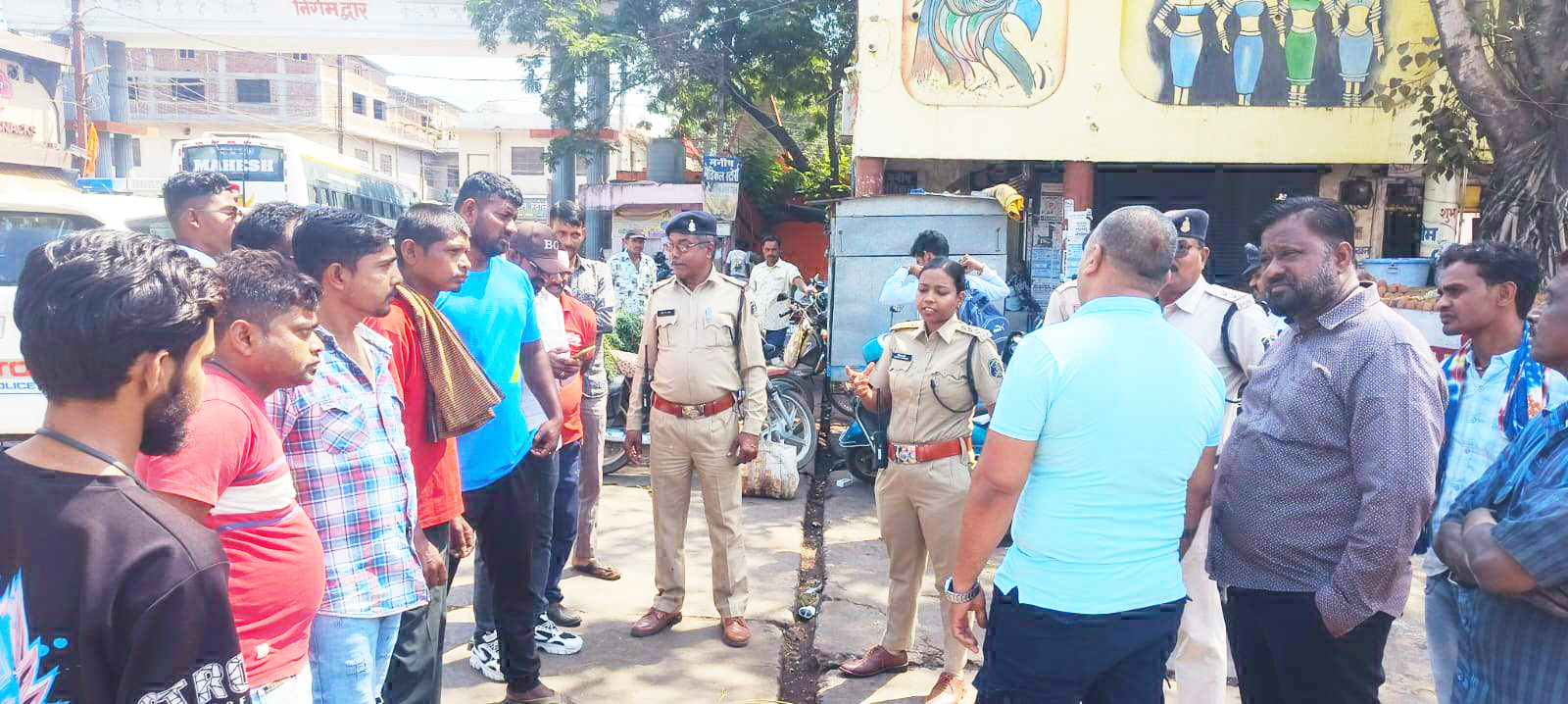 बढ़ते सडक़ हादसे रोकने बस चालकों को समझाइश, स्पीड में गाड़ी चलाने पर होगी कार्रवाई बढ़ते सडक़ हादसे रोकने बस चालकों को समझाइश, स्पीड में गाड़ी चलाने पर होगी कार्रवाई