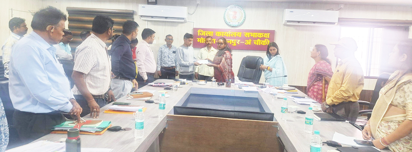 निशक्त विद्यार्थियों और दिव्यांगों को चेक वितरित