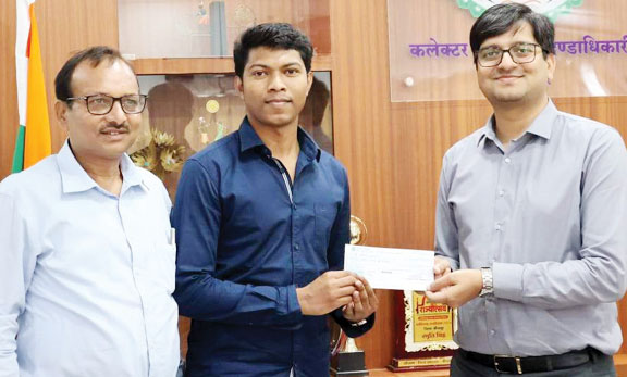 यूपीएससी प्रीलिम्स क्वालीफाई करने पर अंकित को मिला एक लाख का चेक यूपीएससी प्रीलिम्स क्वालीफाई करने पर अंकित को मिला एक लाख का चेक