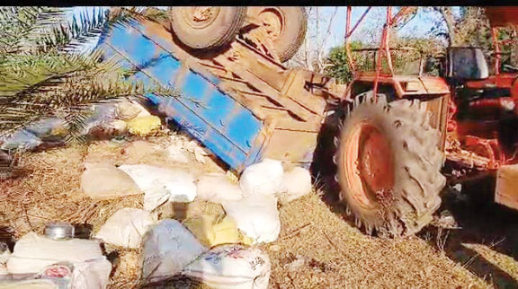 पीडीएस का चावल लेकर जा रही ट्रैक्टर-ट्रॉली पलटी, 4 मौतें, दर्जन भर घायल