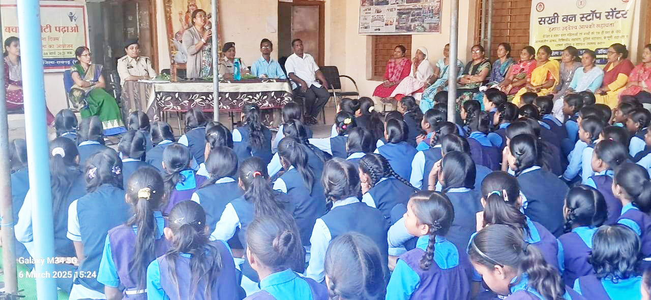 स्वामी आत्मानंद स्कूल की छात्राओं को दी सुरक्षा व आत्मरक्षा की जानकारी स्वामी आत्मानंद स्कूल की छात्राओं को दी सुरक्षा व आत्मरक्षा की जानकारी