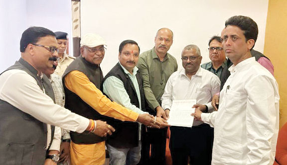 जनप्रतिनिधियों ने दक्षिण पूर्व मध्य रेलवे के जीएम मुलाकात कर रखी कई मांग जनप्रतिनिधियों ने दक्षिण पूर्व मध्य रेलवे के जीएम मुलाकात कर रखी कई मांग