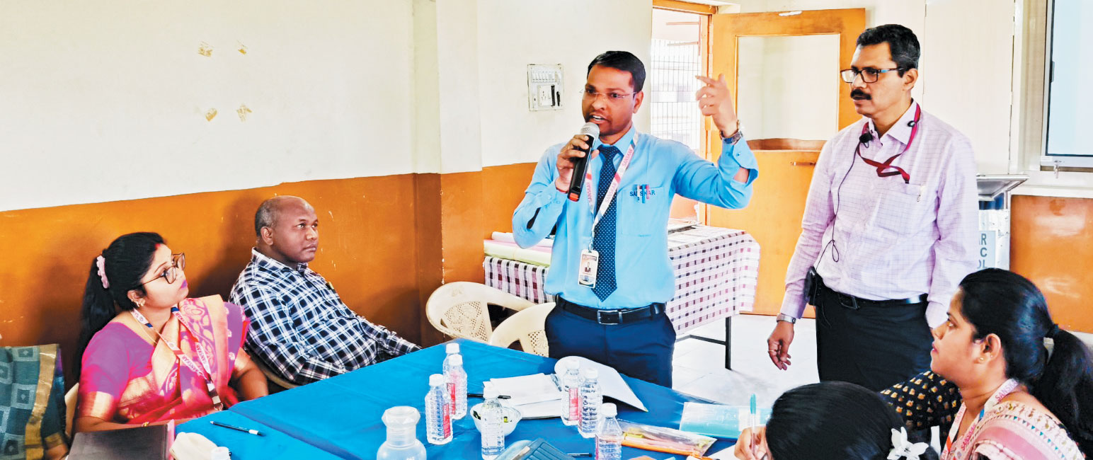 कार्यालय समय पर नहीं पहुंचने पर जताई नाराजगी