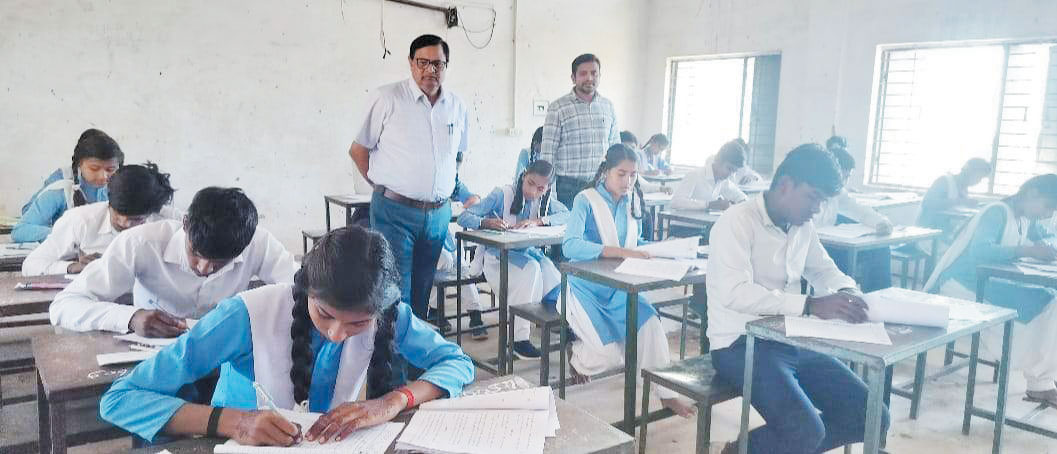 एक शिक्षक प्रार्थना में होते हैं शामिल, बाकी आते हैं मनमर्जी से