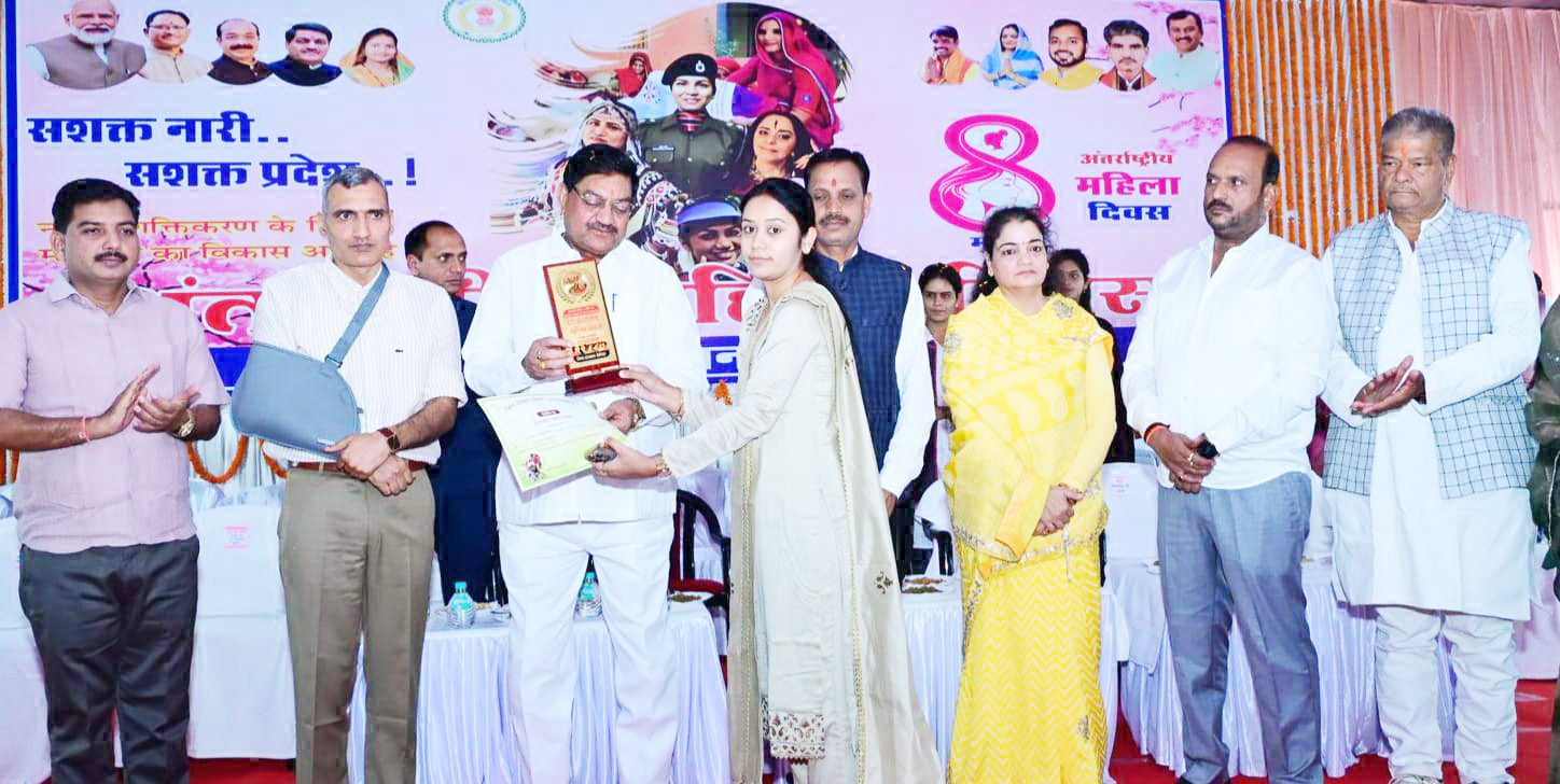 खाद्य मंत्री ने महिलाओं को किया सम्मानित