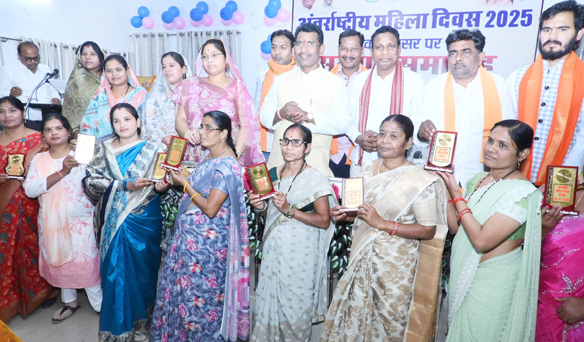 उत्कृष्ट कार्य करने वाली महिलाओं का सम्मान