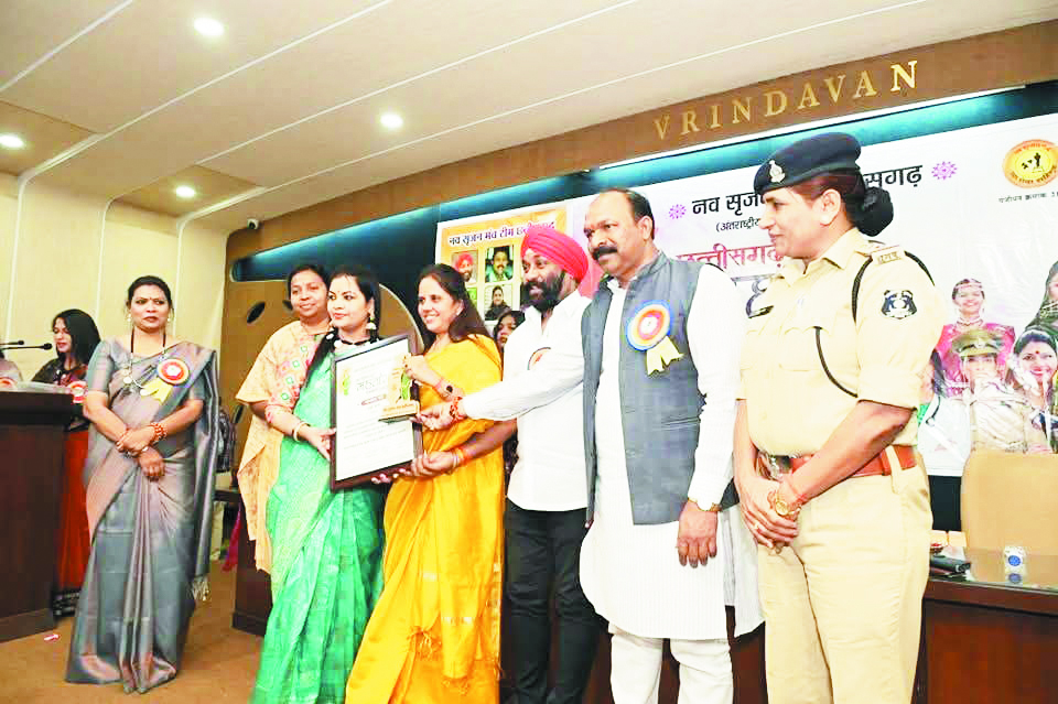 छत्तीसगढ़ की पारंपरिक रुपिया माला  और पुतरी के साथ दिया प्रमाण पत्र