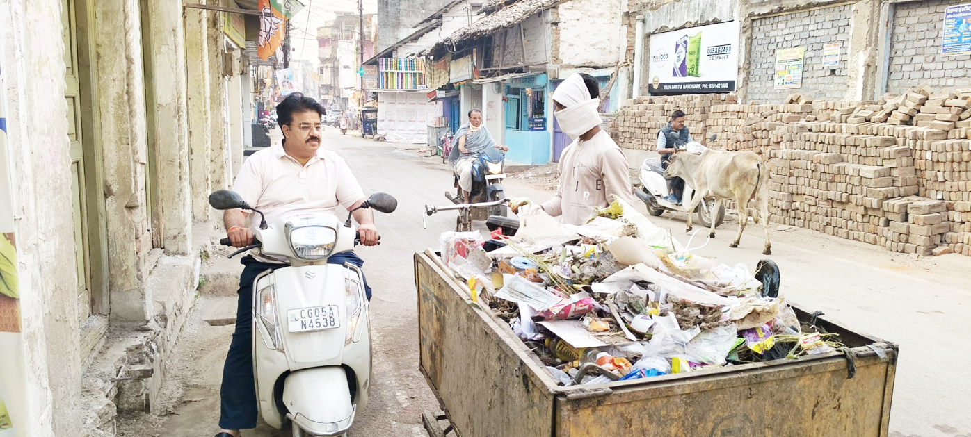 महापौर एक्टिवा पर सवार होकर किया वार्डों का निरीक्षण महापौर एक्टिवा पर सवार होकर किया वार्डों का निरीक्षण