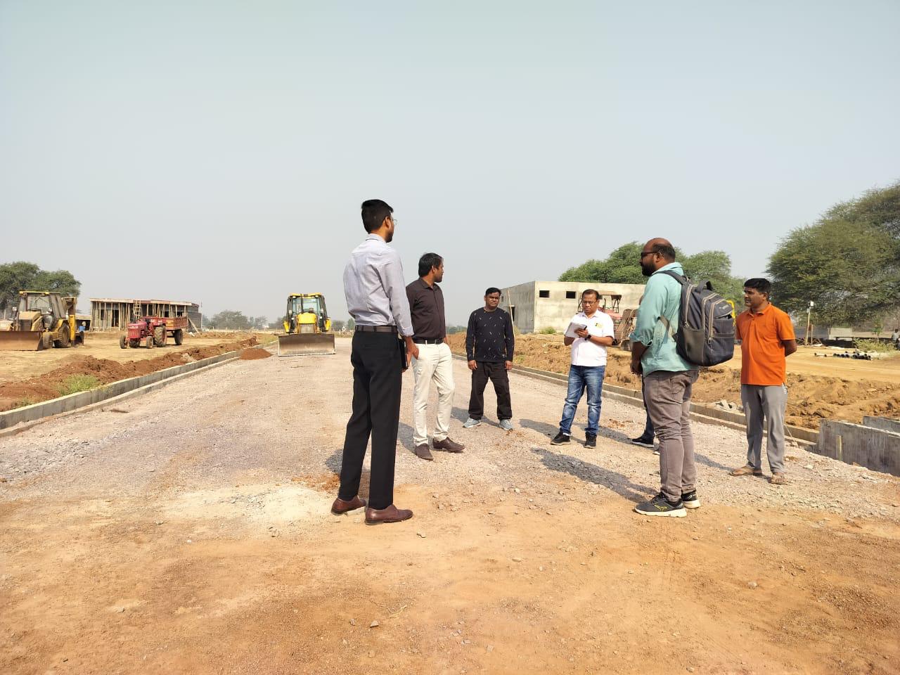 निर्माणाधीन औद्योगिक पार्क पहुंचे  कलेक्टर, काम तेज करने निर्देश