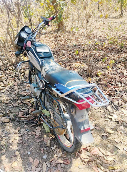 चोरी हुई बाइक जंगल में मिली चोरी हुई बाइक जंगल में मिली