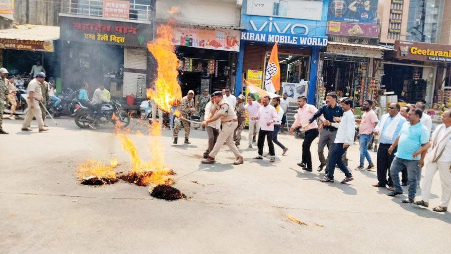 कांग्रेस ने जलाया ईडी का पुतला