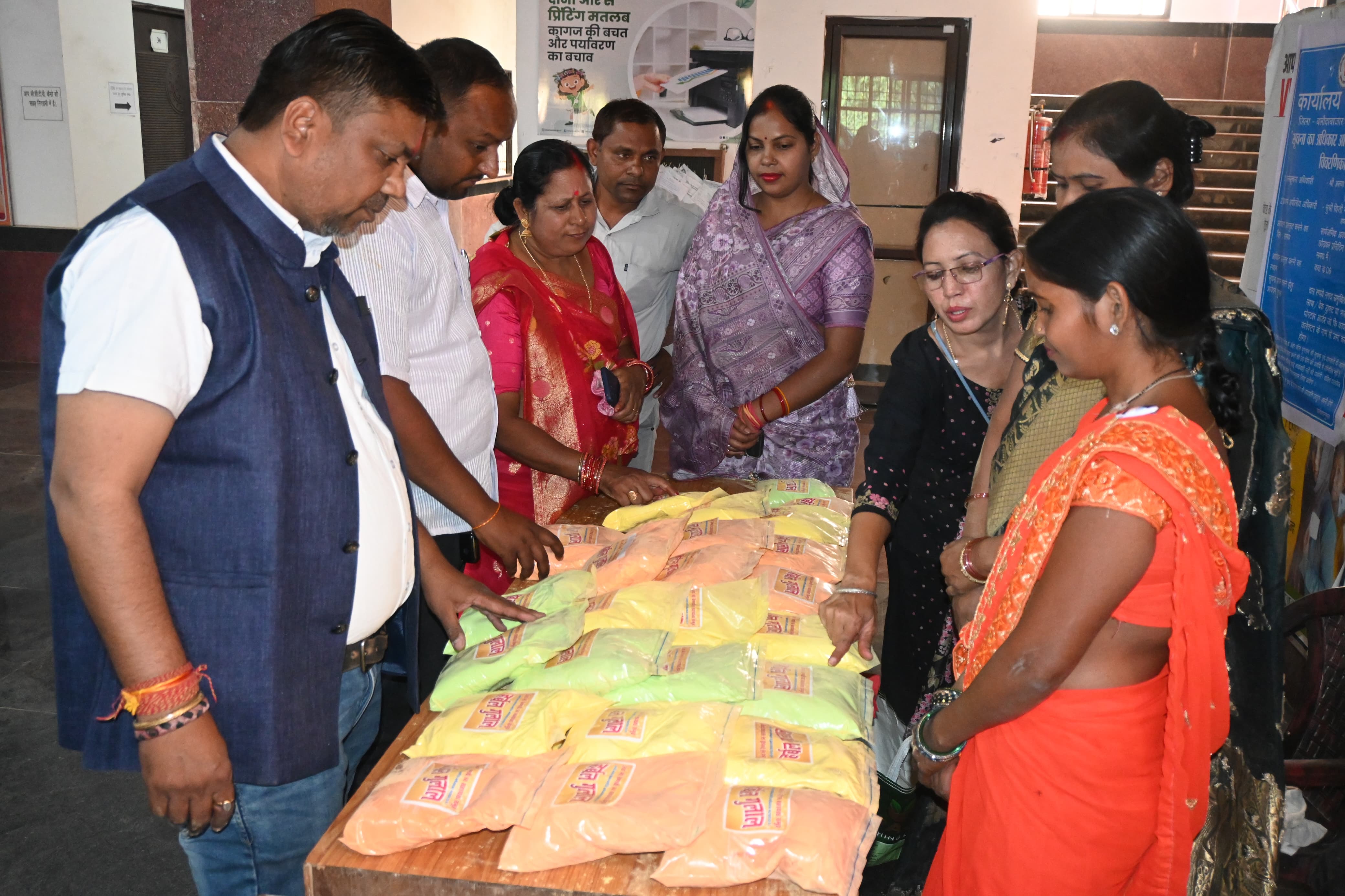 समूह की महिलाओं ने कलेक्टोरेट में लगाए हर्बल गुलाल क़े स्टॉल