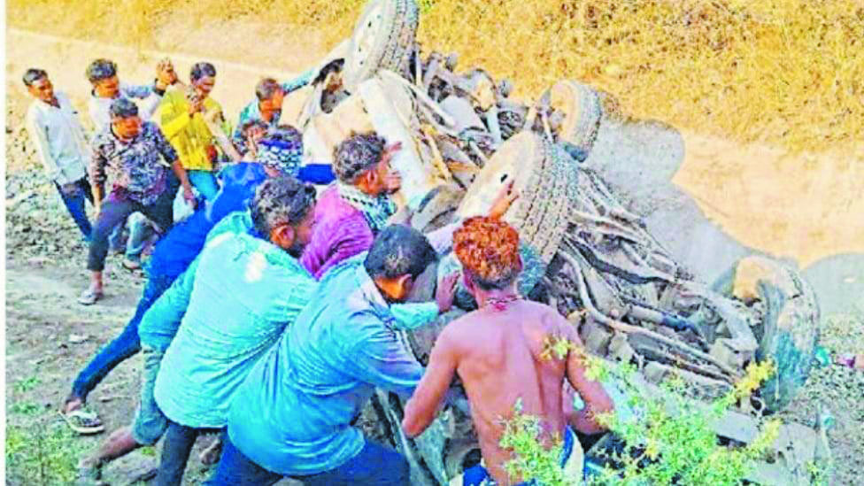 गाड़ी पलटी, 3 की मौत, 8 घायल गाड़ी पलटी, 3 की मौत, 8 घायल