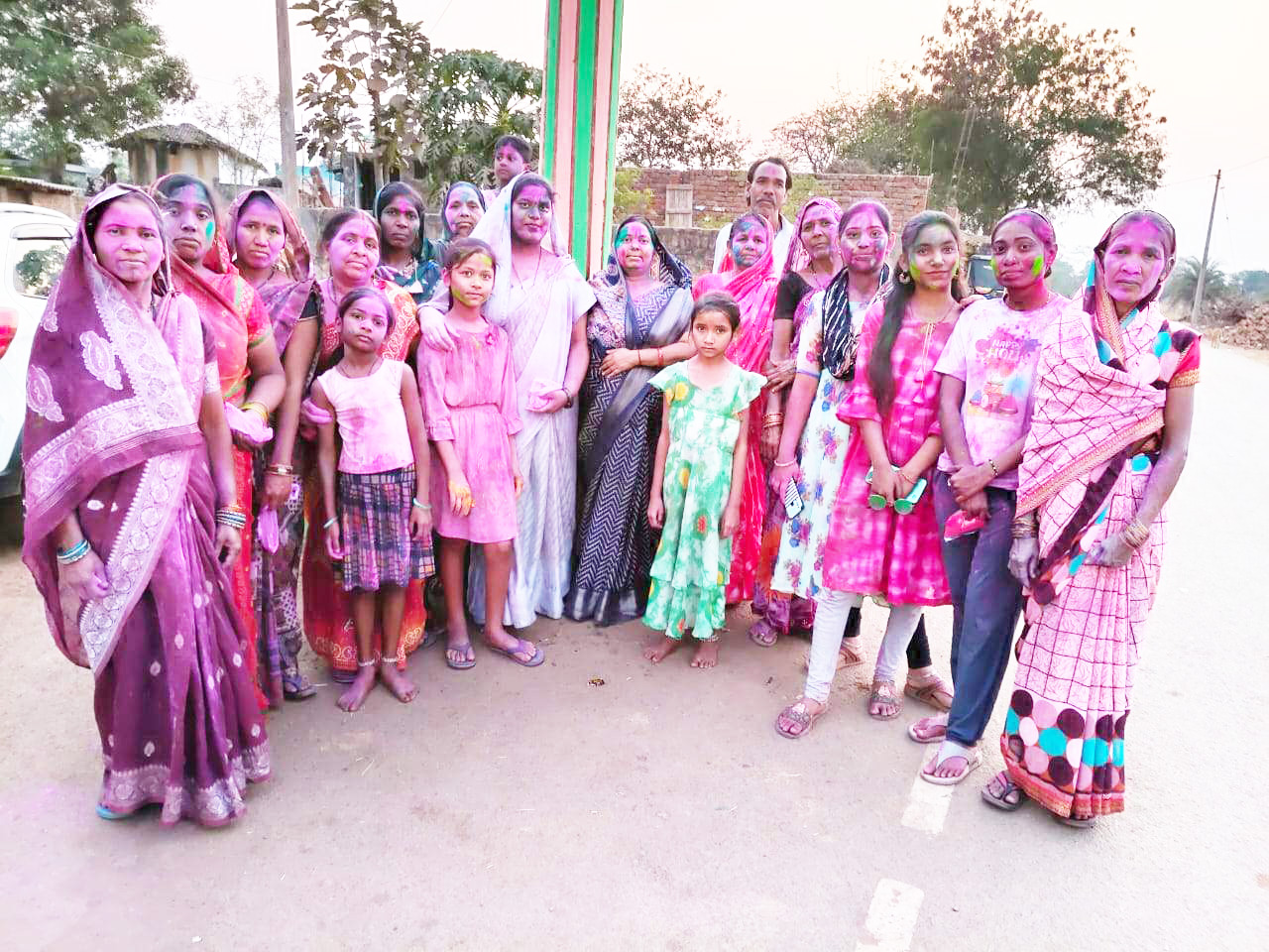 वर्तमान-पूर्व जनपद सदस्य ने क्षेत्रवासियों संग मनाई होली वर्तमान-पूर्व जनपद सदस्य ने क्षेत्रवासियों संग मनाई होली