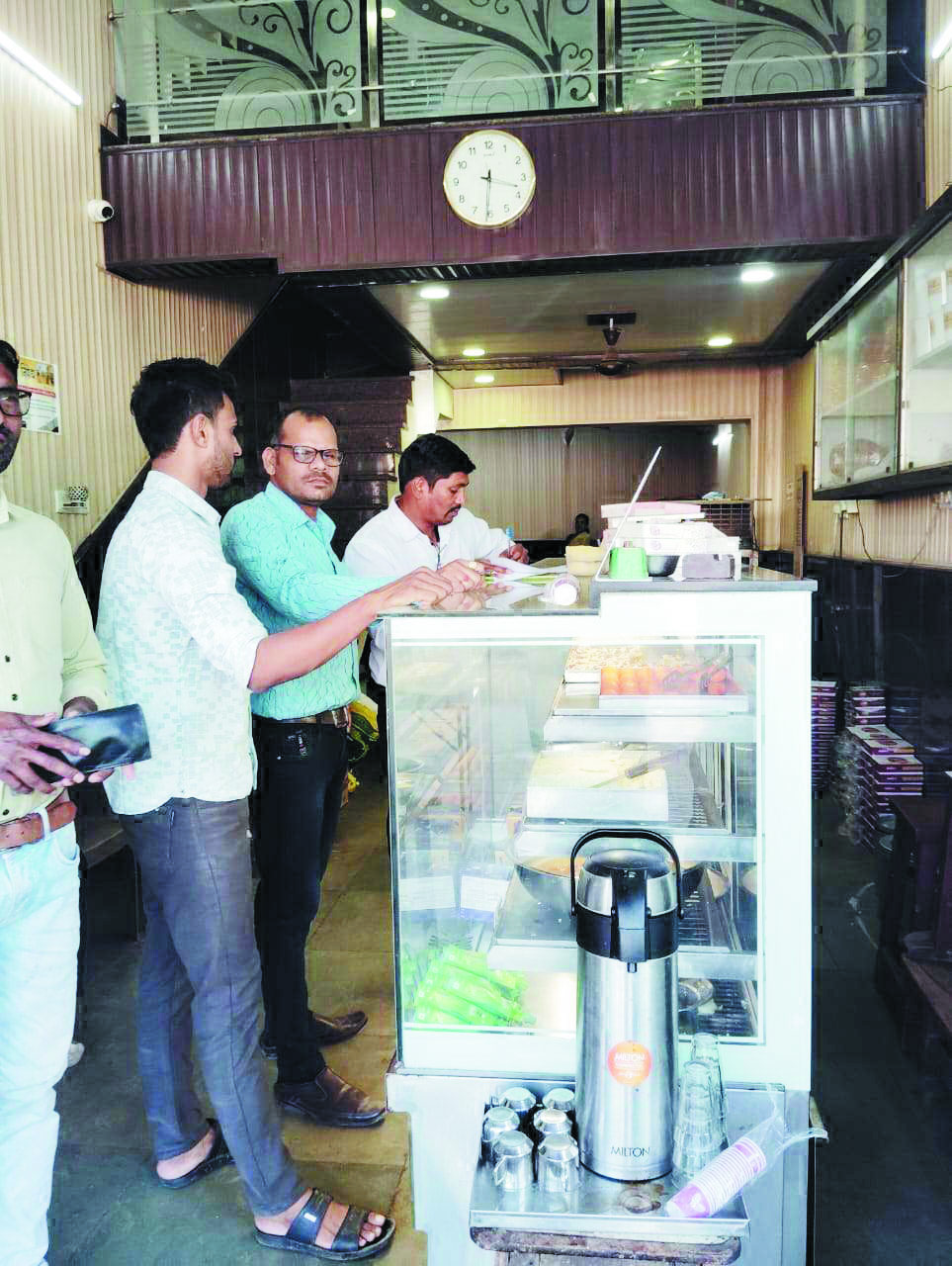 होटलों और दुकानों में छापा, जुर्माना होटलों और दुकानों में छापा, जुर्माना