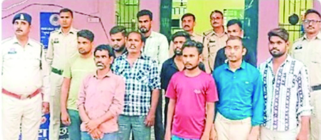 10 म्यूल खाताधारक गिरफ्तार, 7 मोबाइल व 1 पासबुक भी बरामद 10 म्यूल खाताधारक गिरफ्तार, 7 मोबाइल व 1 पासबुक भी बरामद