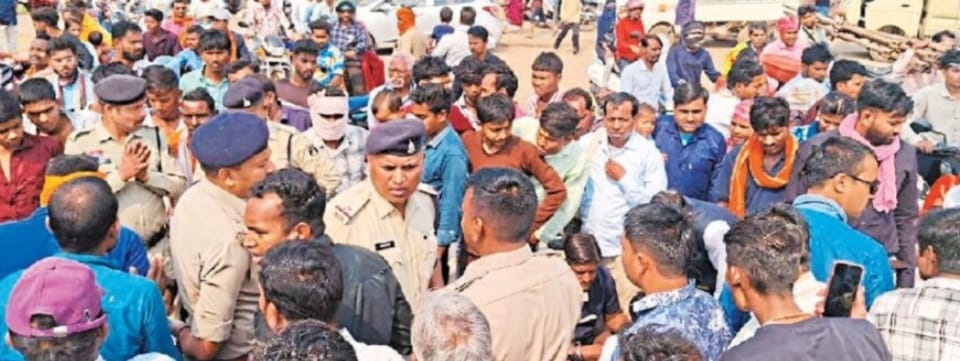 संडी मंदिर में बलि प्रथा के विरोध में सडक़ पर उतरे लोग