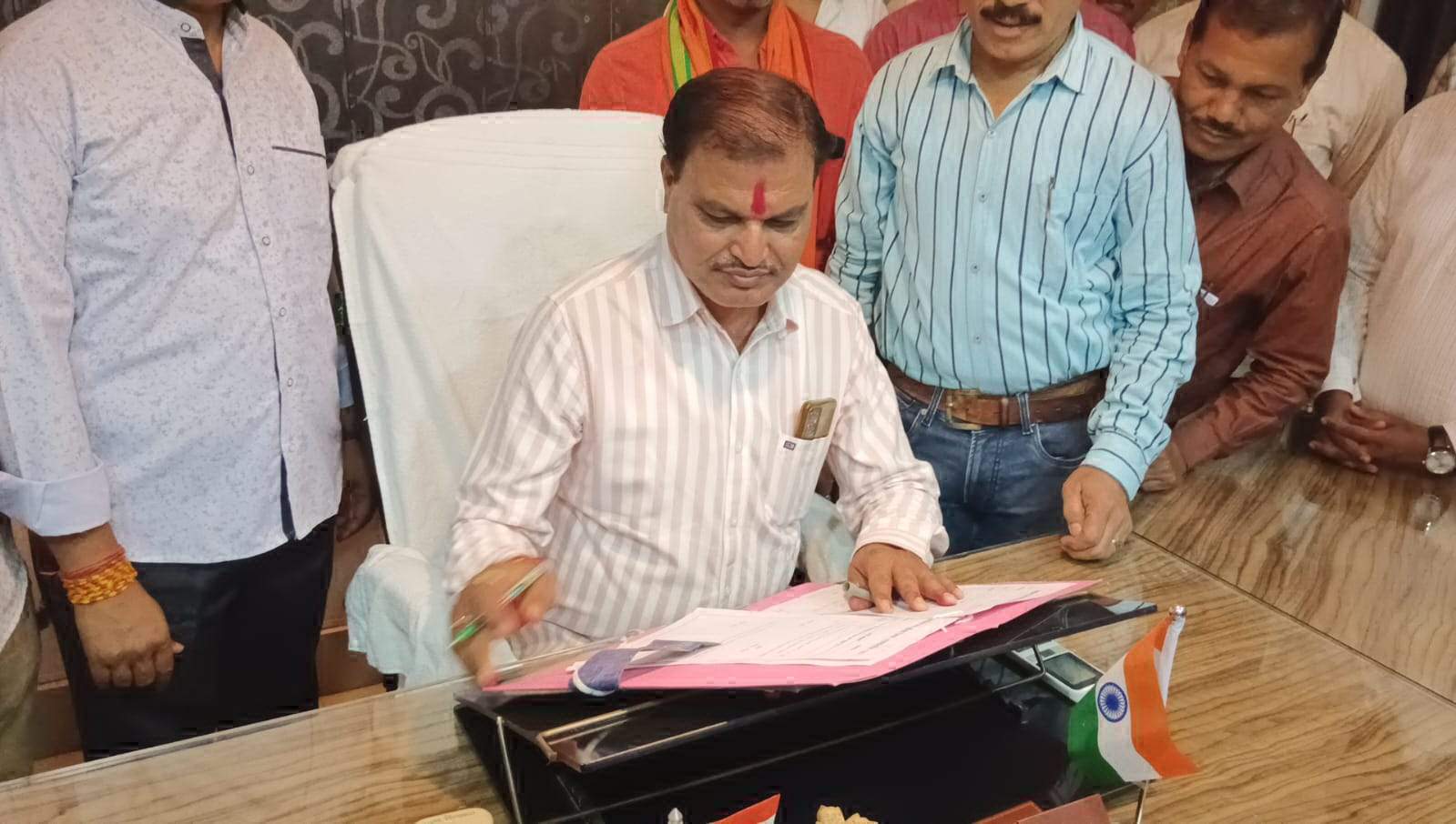 महापौर यादव ने सम्हाली कुर्सी महापौर यादव ने सम्हाली कुर्सी