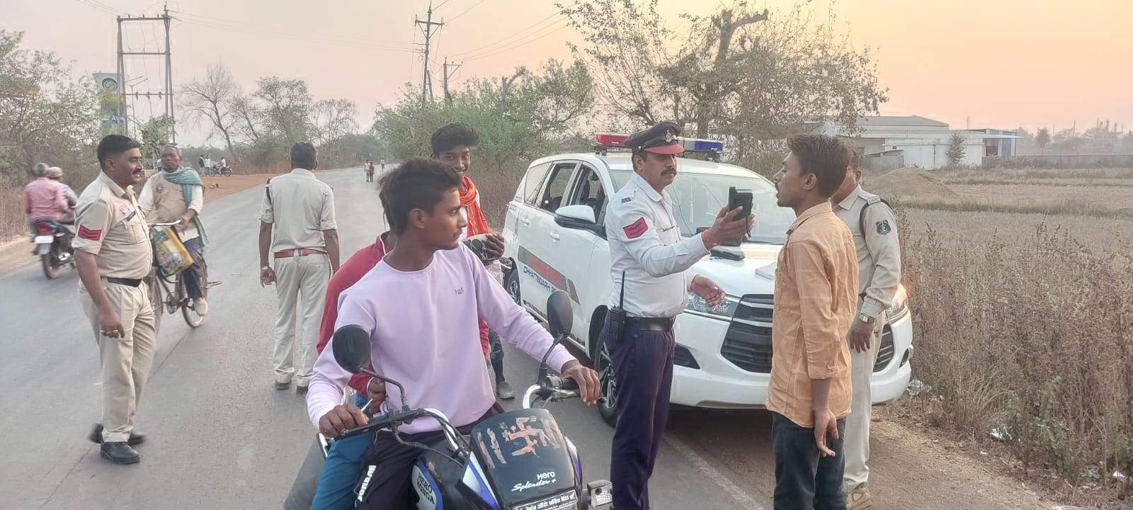 3 दिन में 215 वाहनों का काटा चालान, 1.13 लाख जुर्माना 3 दिन में 215 वाहनों का काटा चालान, 1.13 लाख जुर्माना