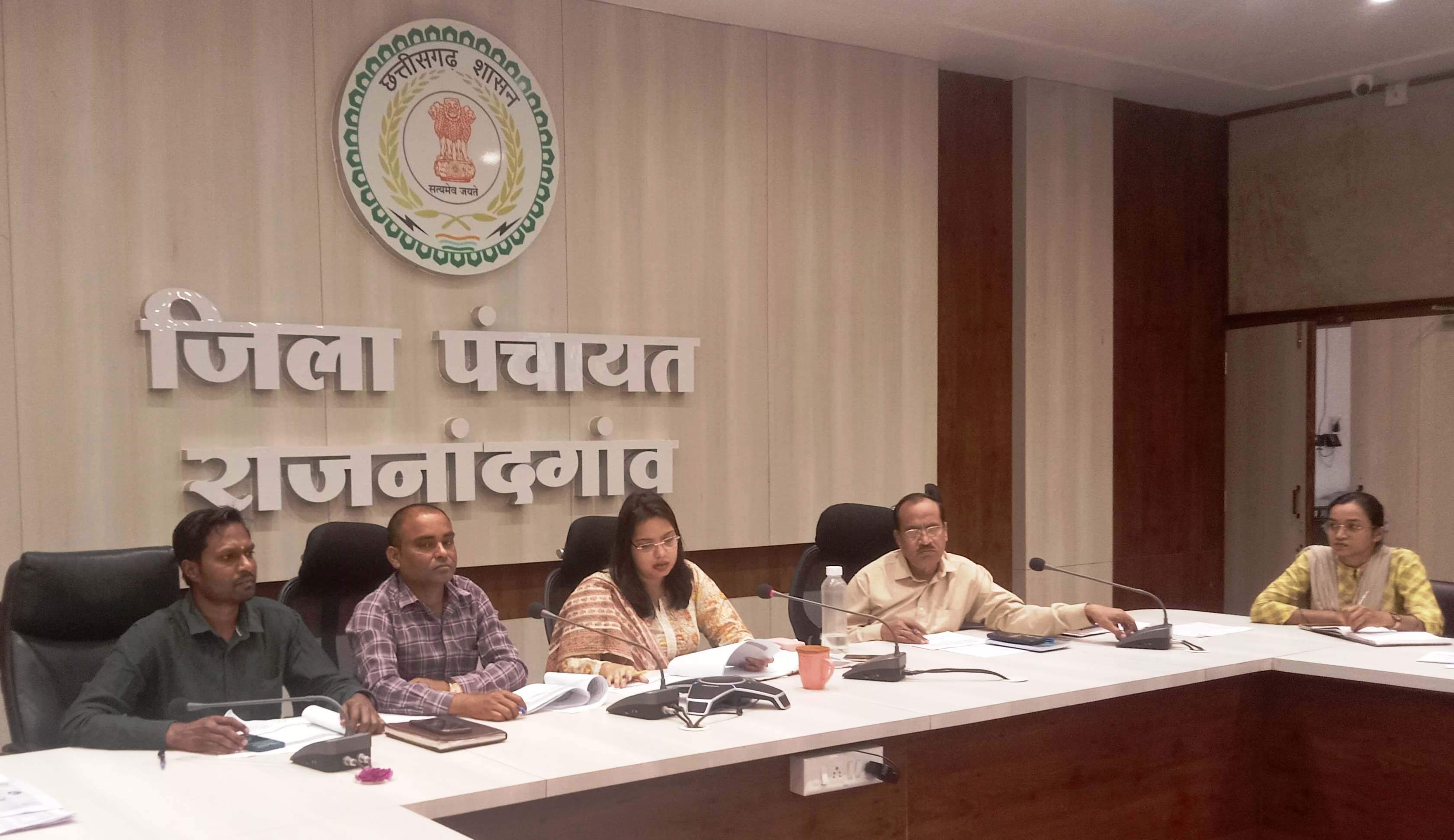 सीईओ ने की योजनाओं व कार्यक्रमों के क्रियान्वयन एवं प्रगति की समीक्षा