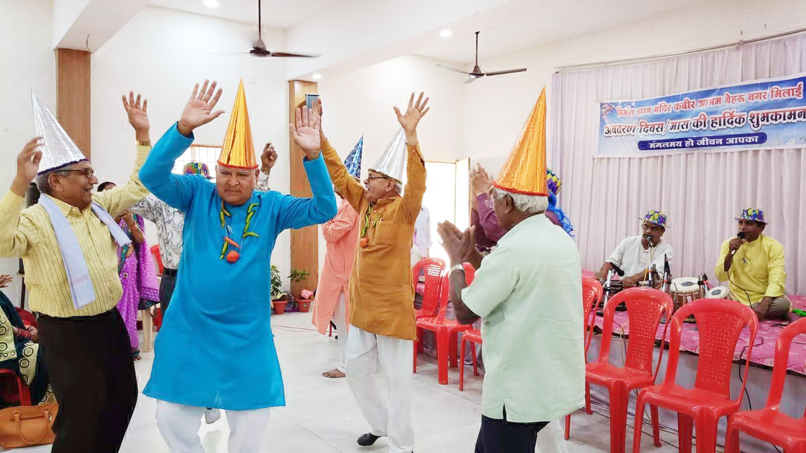 कबीर आश्रम नेहरू नगर भिलाई में मना होली मिलन कबीर आश्रम नेहरू नगर भिलाई में मना होली मिलन