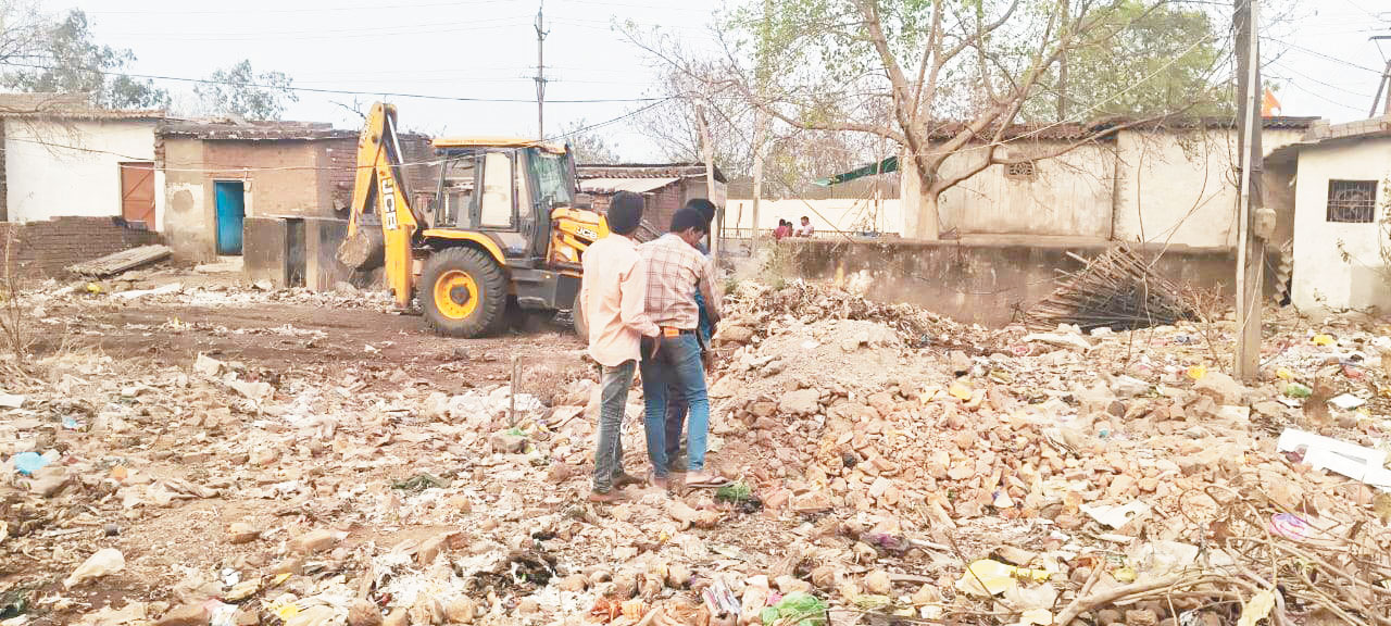 स्वच्छ भारत के मुहिम पर डुमरडीह युवा सरपंच स्वच्छ भारत के मुहिम पर डुमरडीह युवा सरपंच