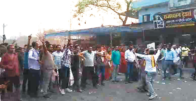 सडक़ निर्माण की मांग को लेकर दो दिनों से चल रहा चक्काजाम सडक़ निर्माण की मांग को लेकर दो दिनों से चल रहा चक्काजाम