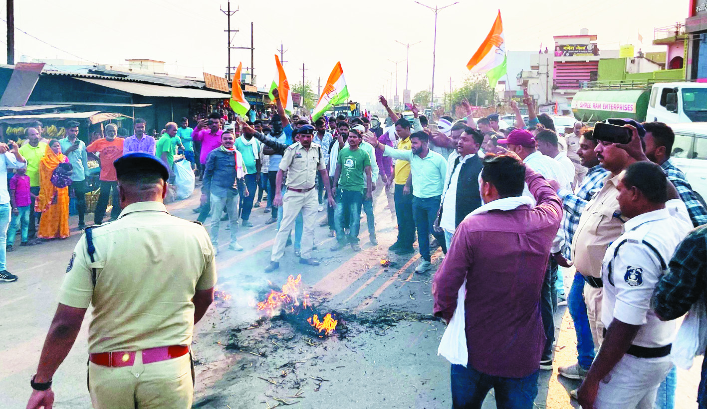 कांग्रेसियों ने दुर्ग ग्रामीण विधायक का फूंका पुतला कांग्रेसियों ने दुर्ग ग्रामीण विधायक का फूंका पुतला