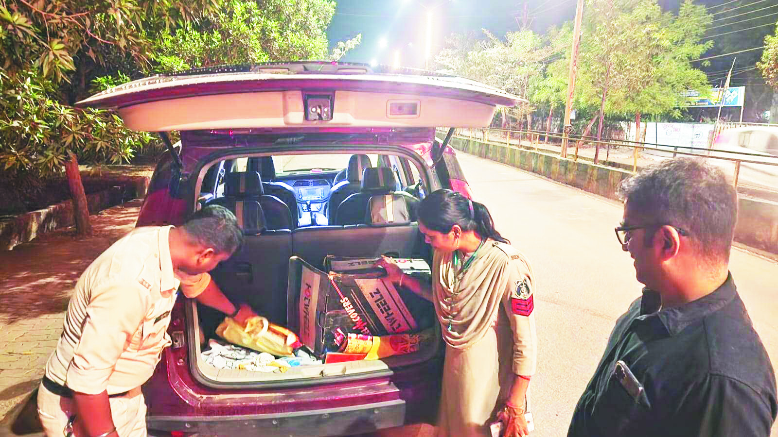 110 प्रकरणों से 55 हजार जुर्माना एमसीपी लगाकर वाहनों की जांच 110 प्रकरणों से 55 हजार जुर्माना एमसीपी लगाकर वाहनों की जांच