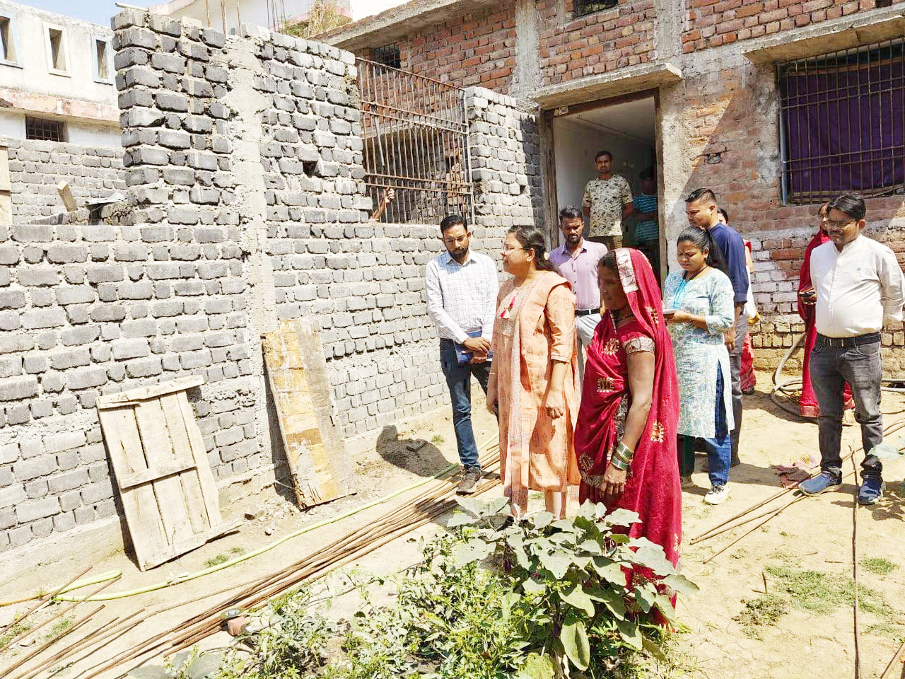 जिपं सीईओ ने निर्माणाधीन पीएम आवास का किया निरीक्षण