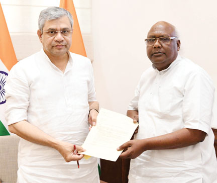 अम्बिकापुर रेल नेटवर्क विस्तार की मांग पर सरगुजा सांसद ने रेल मंत्री को सौंपा ज्ञापन अम्बिकापुर रेल नेटवर्क विस्तार की मांग पर सरगुजा सांसद ने रेल मंत्री को सौंपा ज्ञापन
