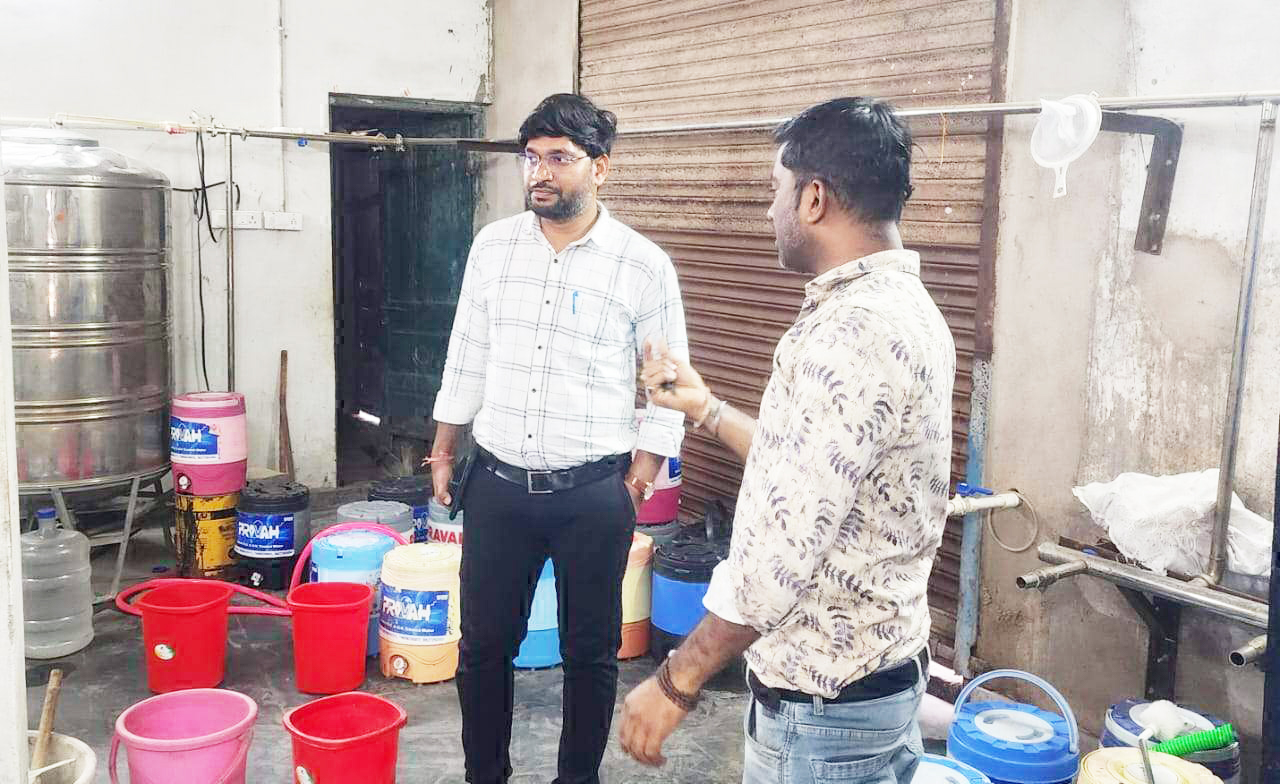 पेय पदार्थों की जांच के लिए सैंपल लिये, कमियों क़ो दूर करने नोटिस पेय पदार्थों की जांच के लिए सैंपल लिये, कमियों क़ो दूर करने नोटिस