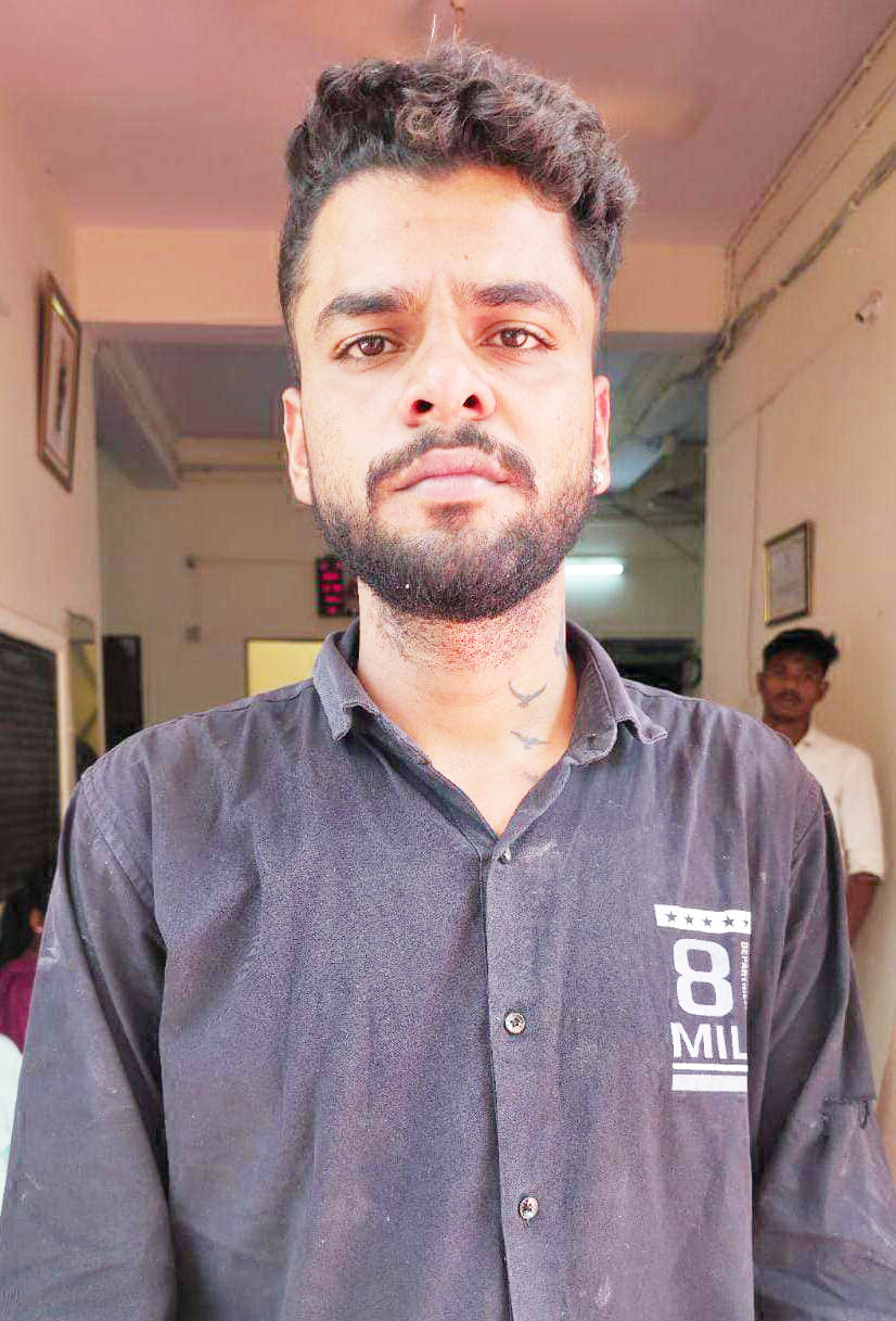 हेरोइन बेचने ग्राहक ढूंढते युवक बस स्टैंड से पकड़ाया, 2 मोबाइल जब्त हेरोइन बेचने ग्राहक ढूंढते युवक बस स्टैंड से पकड़ाया, 2 मोबाइल जब्त