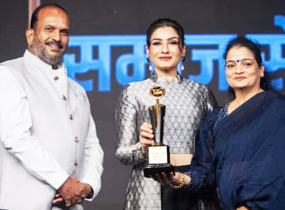 कल्पना योगेश तिवारी को अभिनेत्री   रवीना टंडन ने किया सम्मानित