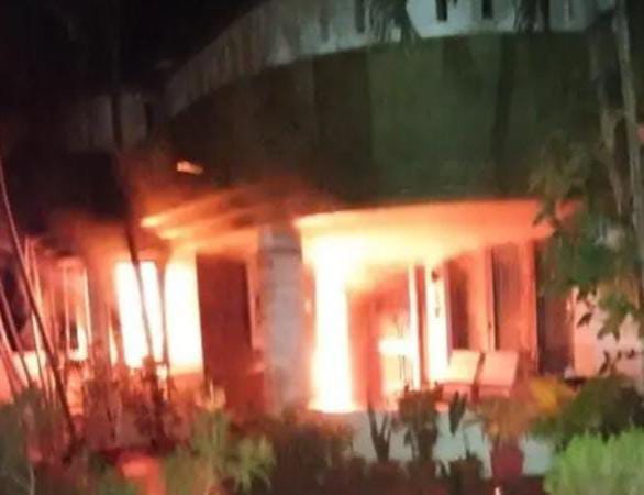 बीएसपी अफसर के बंगले में लगी आग, सो रहे वृद्ध पिता जिंदा जल गए बीएसपी अफसर के बंगले में लगी आग, सो रहे वृद्ध पिता जिंदा जल गए