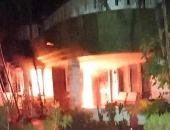 बीएसपी अफसर के बंगले में लगी आग, वृद्ध पिता जिंदा जल गए बीएसपी अफसर के बंगले में लगी आग, वृद्ध पिता जिंदा जल गए