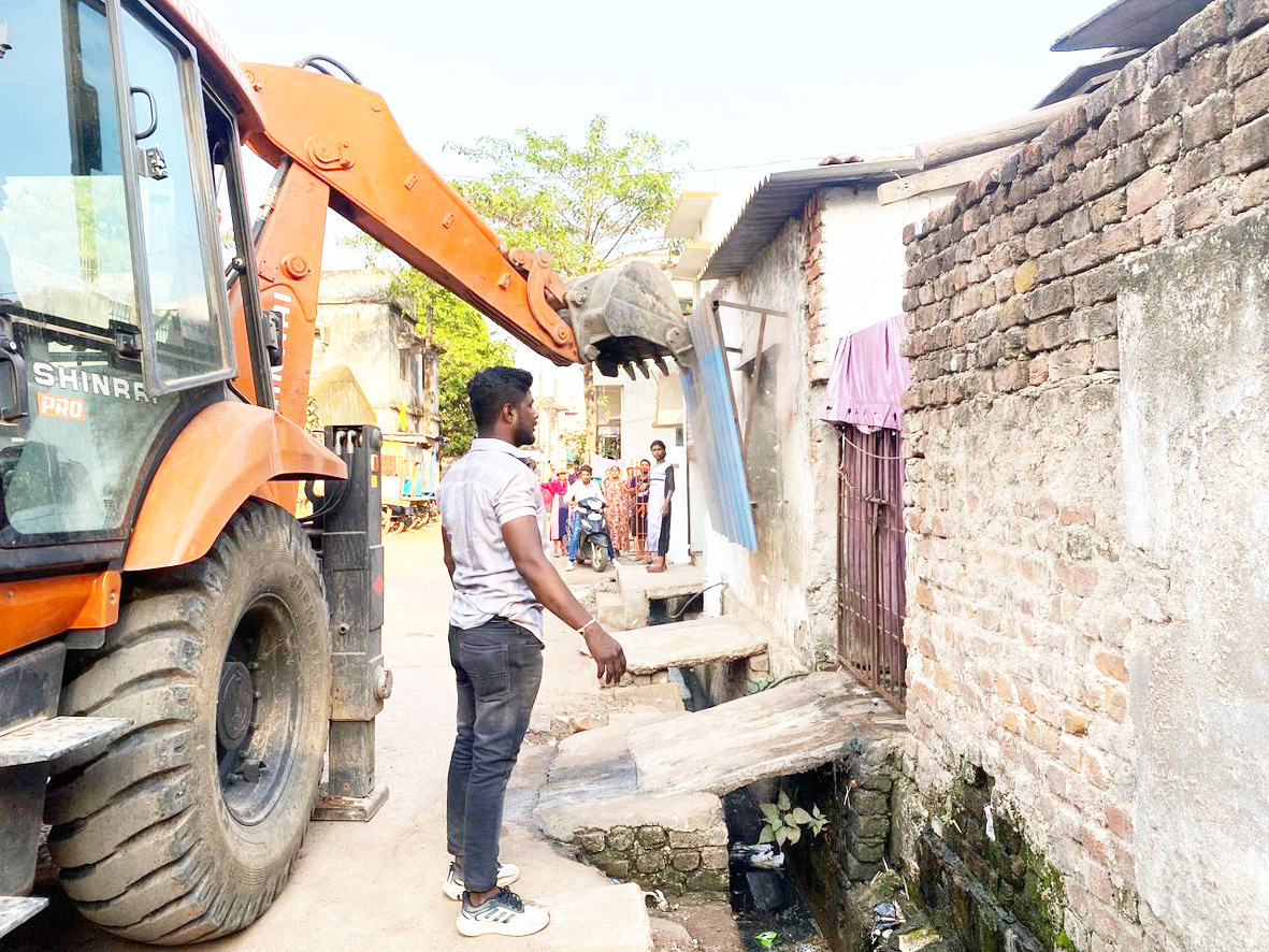अतिक्रमण से आधी रह गई थी सडक़, 40 से अधिक अस्थायी निर्माणों को किया ध्वस्त अतिक्रमण से आधी रह गई थी सडक़, 40 से अधिक अस्थायी निर्माणों को किया ध्वस्त