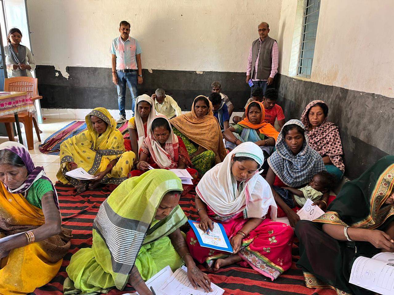 सास-बहू, मां-बेटी ने एक साथ दी साक्षरता परीक्षा