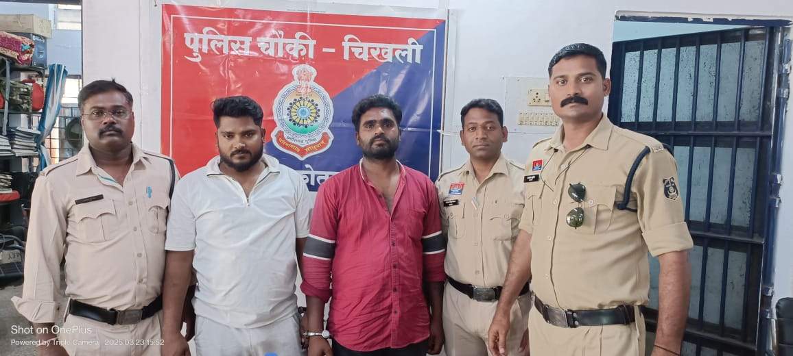 चाकू लहराया और रोड पर गाली-गलौज, दो आरोपी गिरफ्तार चाकू लहराया और रोड पर गाली-गलौज, दो आरोपी गिरफ्तार