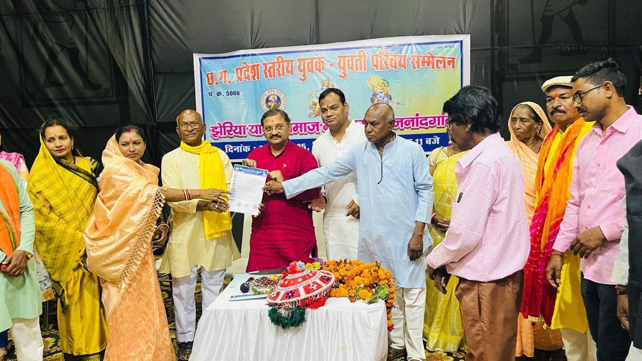 संतोष पांडे का खुमरी पहनाकर सम्मान संतोष पांडे का खुमरी पहनाकर सम्मान